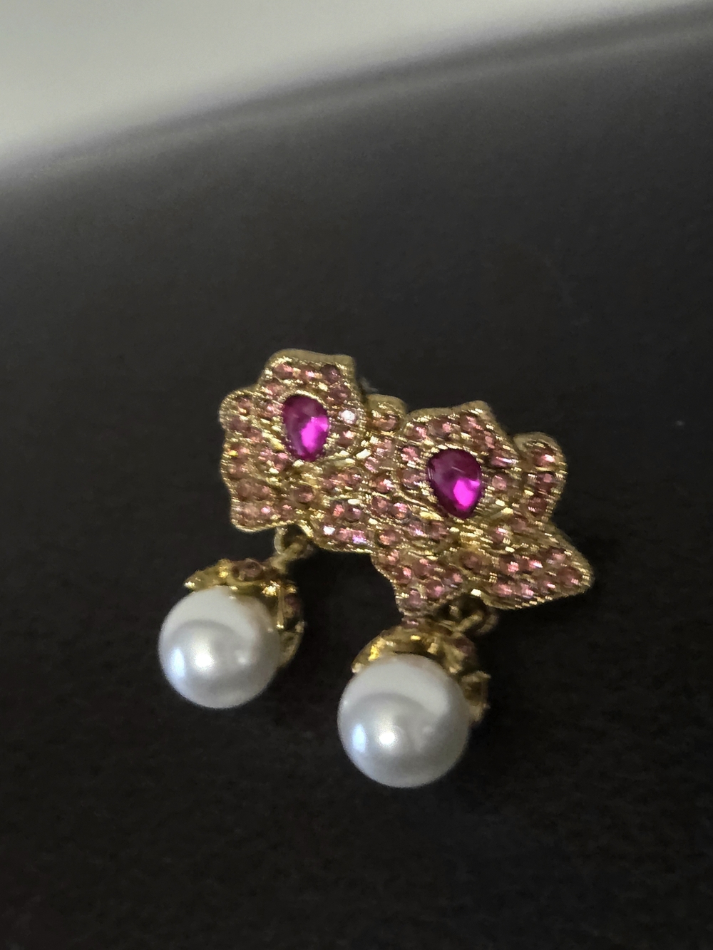 Fashion Design Gold-Tone Pink Crystal & Pearl Drop Earrings.